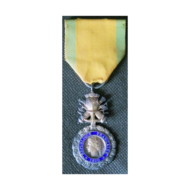 FRANCE : médaille militaire 3° république avec petit défaut d'émail au revers (16)