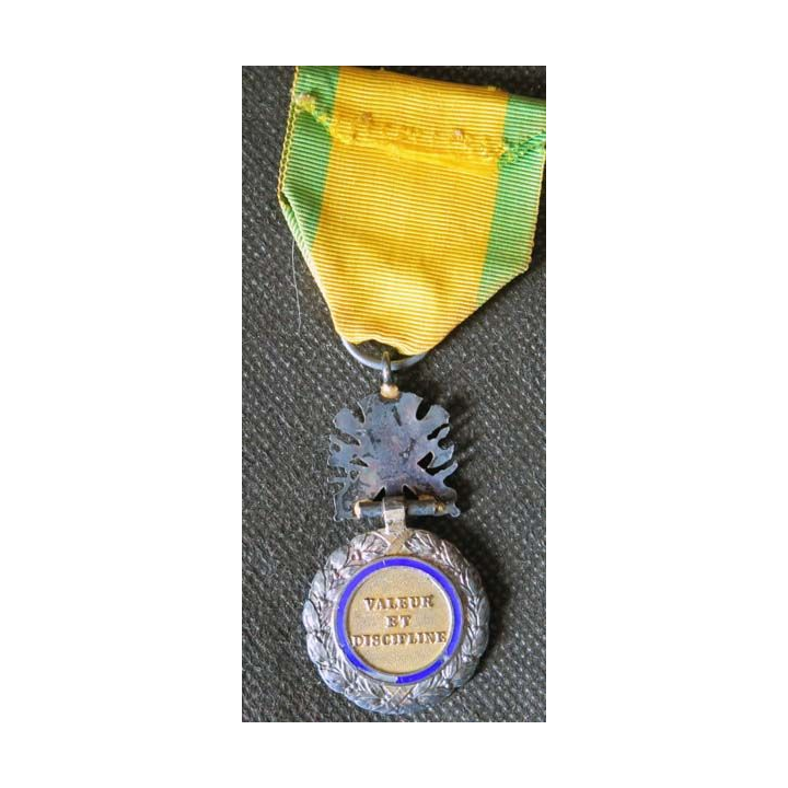 FRANCE : médaille militaire 3° république avec petit défaut d'émail au revers (16)