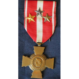 FRANCE : croix de la valeur militaire avec 3 clous 2 en bronze et 1 doré