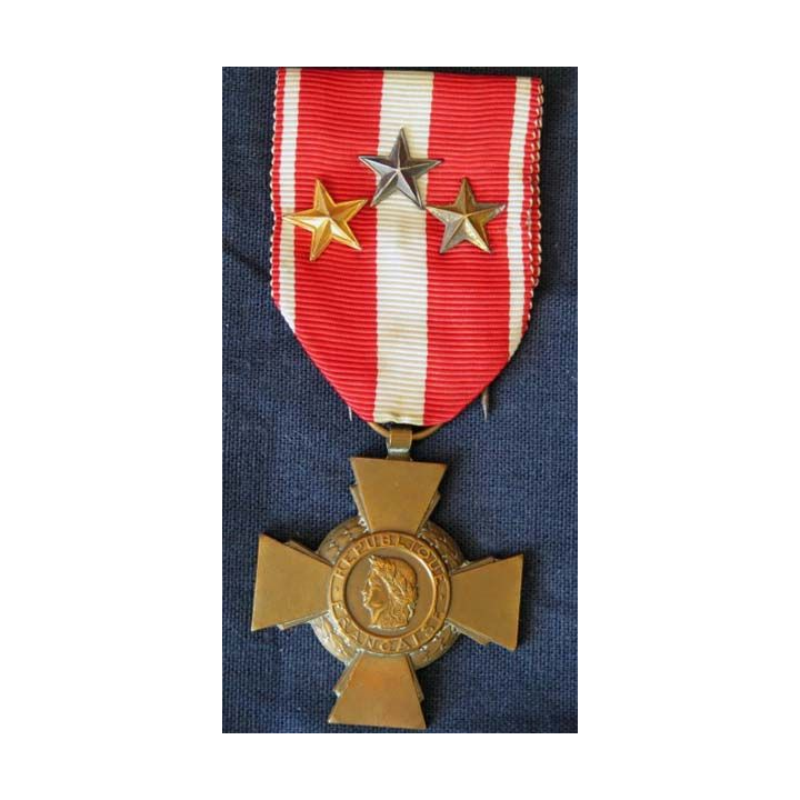 FRANCE : croix de la valeur militaire avec 3 clous 2 en bronze et 1 doré
