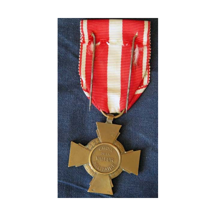 FRANCE : croix de la valeur militaire avec 3 clous 2 en bronze et 1 doré