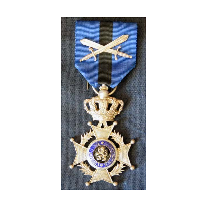 BELGIQUE : grade de chevalier de l'Ordre de Léopold II et avec épées