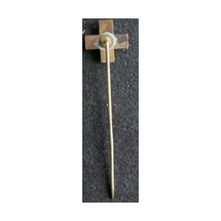 broche métallique croix avec une pierre rouge en son centre