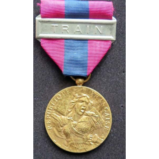 FRANCE : médaille de la défense nationale modèle en métal doré brillant avec la barette "artillerie"