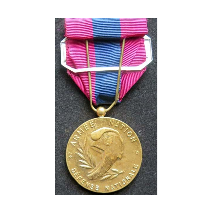 FRANCE : médaille de la défense nationale modèle en métal doré brillant avec la barette "artillerie"
