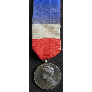 FRANCE : médaille du travail du commerce et de l'industrie attribuée à Mme M. LOUBET 1930 en argent