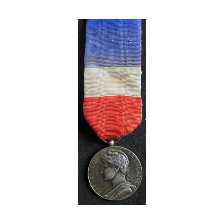 FRANCE : médaille du travail du commerce et de l'industrie attribuée à Mme M. LOUBET 1930 en argent