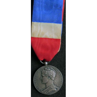 FRANCE : médaille du travail du commerce et de l'industrie attribuée à H. T. HOFER 1920 en argent