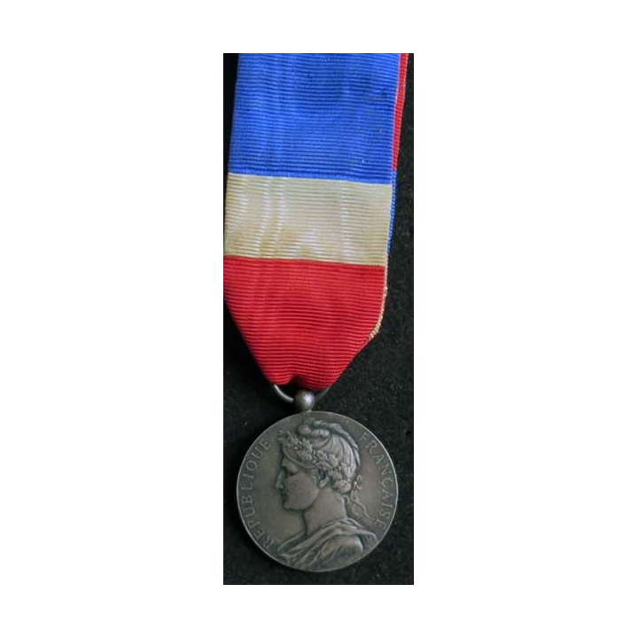 FRANCE : médaille du travail du commerce et de l'industrie attribuée à H. T. HOFER 1920 en argent