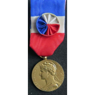 FRANCE : médaille d'or du travail du ministère du travail attribuée à T. LISON 1975