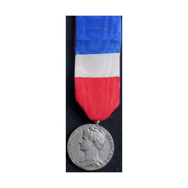 FRANCE : médaille du travail du ministère du travail  en argent attribuée à M. LIBERT 1977