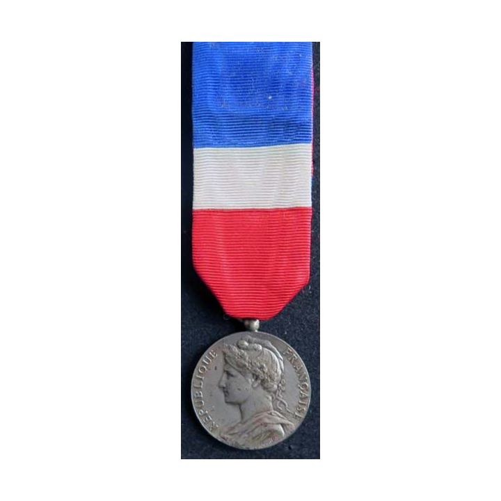 FRANCE : médaille du travail du ministère du travail  en argent attribuée à Mme J. LIBERT 1977