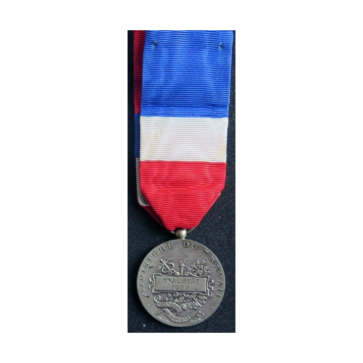 FRANCE : médaille du travail du ministère du travail  en argent attribuée à Mme J. LIBERT 1977