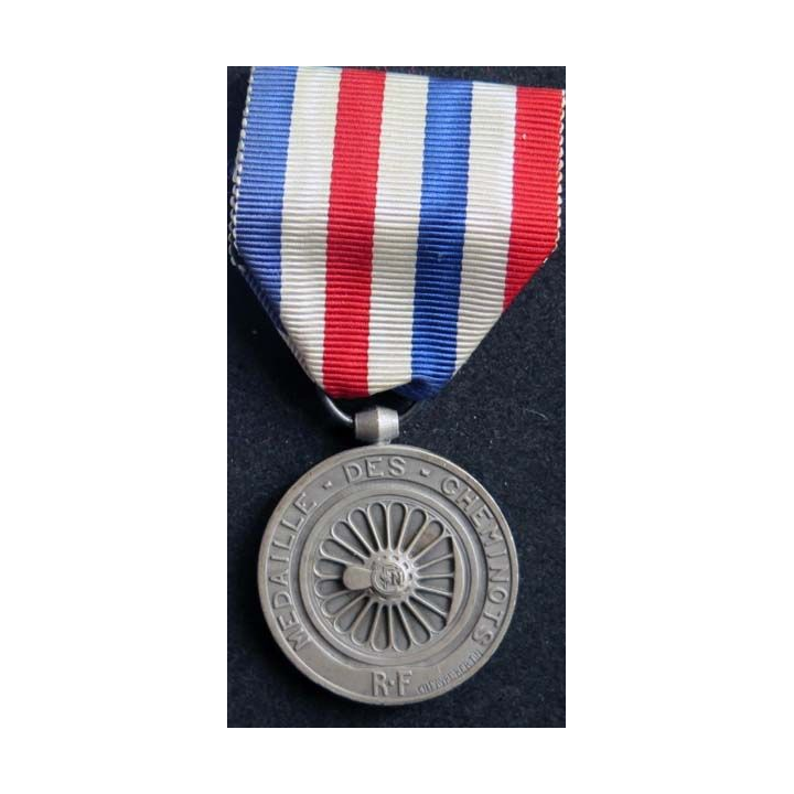FRANCE : médaille des chemins de fer attribuée en 1949 à R. GOURSAUD en métal argenté
