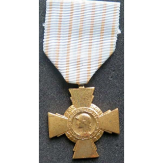 FRANCE : croix du combattant en métal doré ruban défraichi