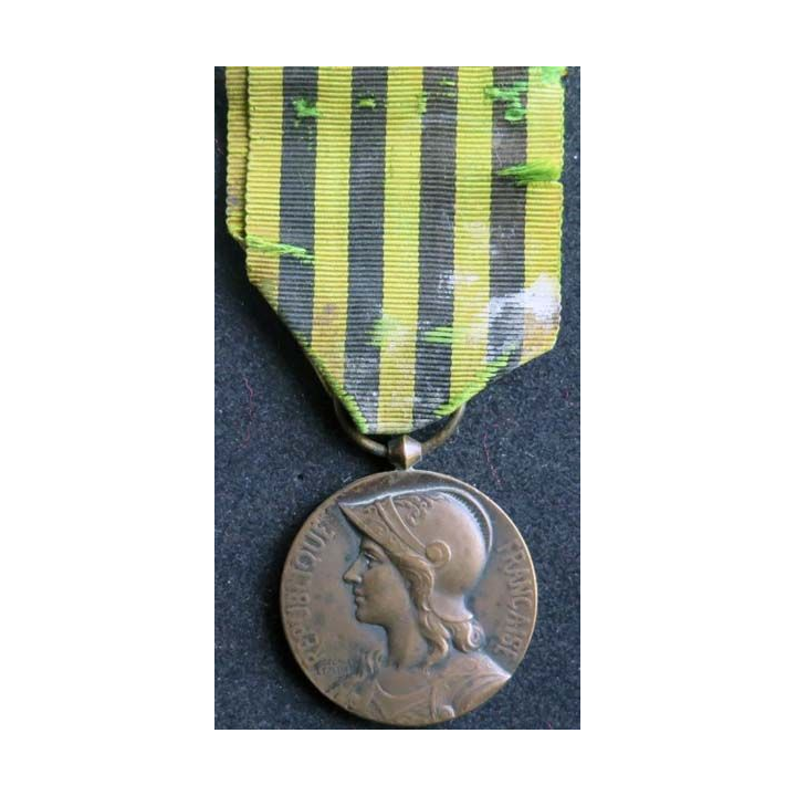 FRANCE : médaille commémorative de la guerre 1870-1871 en bronze diamètre 3 cm