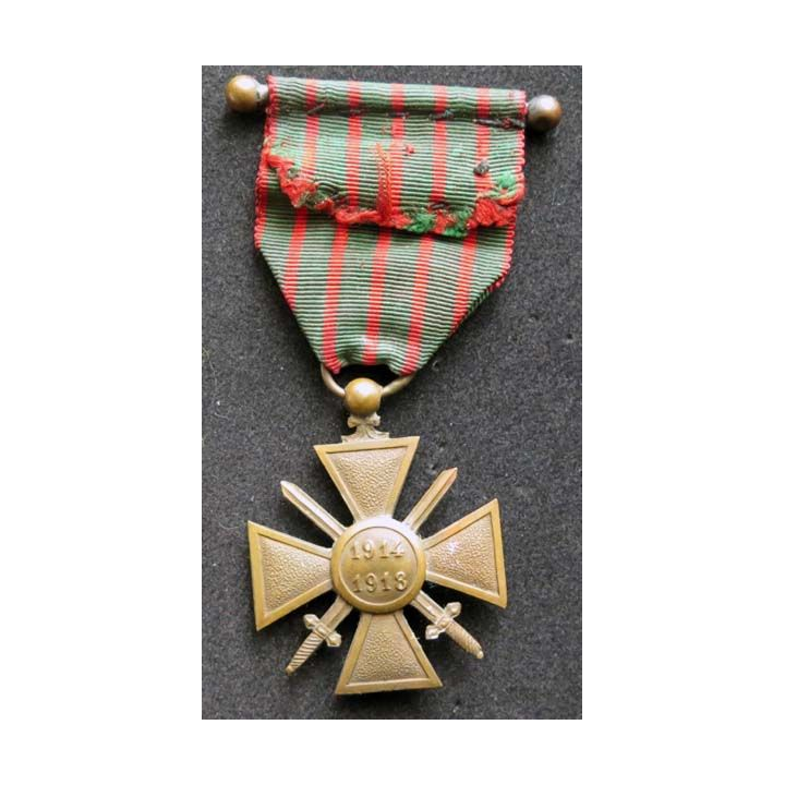 FRANCE : Croix de guerre 1914-1918 en bronze avec sa barrette et une citation -28