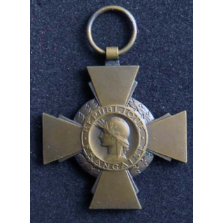 FRANCE : croix du combattant en métal doré ruban défraichi