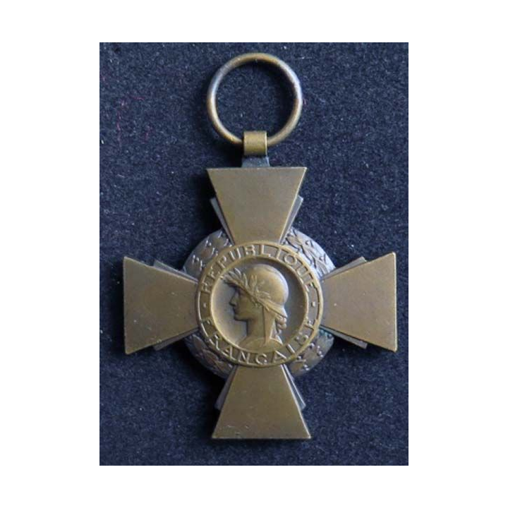 FRANCE : croix du combattant en métal doré ruban défraichi