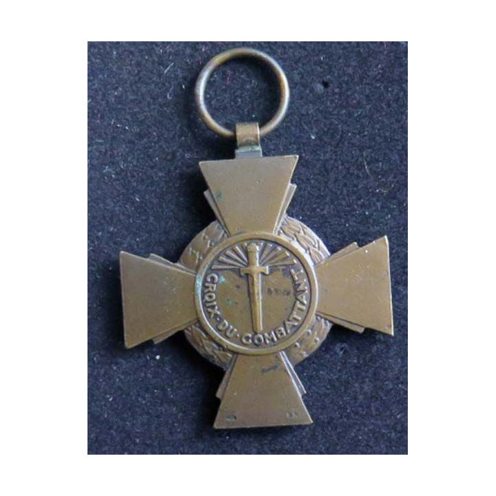 FRANCE : croix du combattant en métal doré ruban défraichi