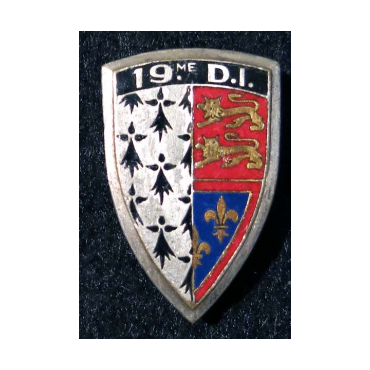19° DI : 19° division d’infanterie  Arhus Bertrand en émail épingle recollée