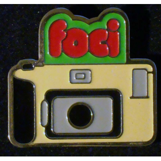 Pin's FOCI appareil pollaroid 2,8 cm x 3 cm de fabrication Loco Motiv