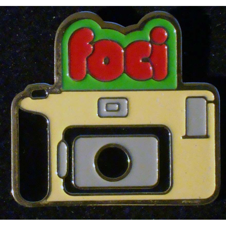 Pin's FOCI appareil pollaroid 2,8 cm x 3 cm de fabrication Loco Motiv