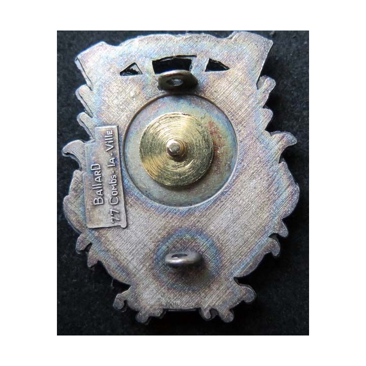 POMPIERS : insigne métallique des pompiers de Contrexéville de fabrication Ballard sur son cuir