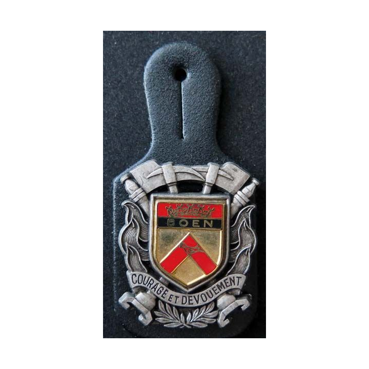 POMPIERS : insigne métallique des pompiers de Boen de fabrication Ballard sur son cuir (1)
