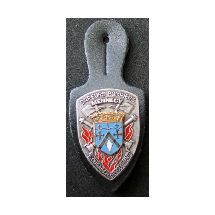 insigne métallique pompiers de Mennecy de fabrication Ballard