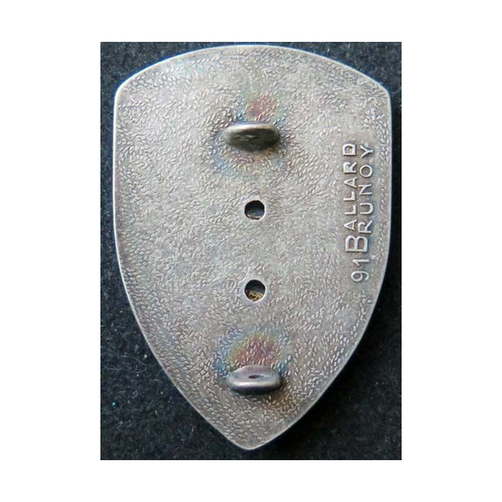 insigne métallique pompiers de Mennecy de fabrication Ballard