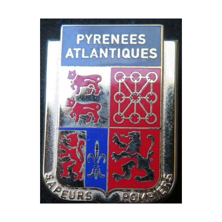 insigne métallique pompiers des Pyrénées atlantiques  de fabrication Ballard