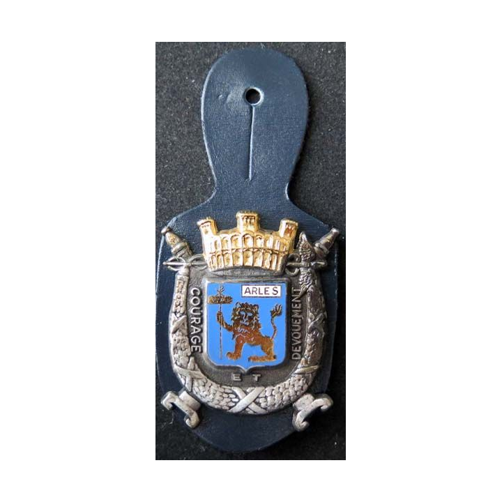 insigne métallique pompiers d'Arles de fabrication Ballard