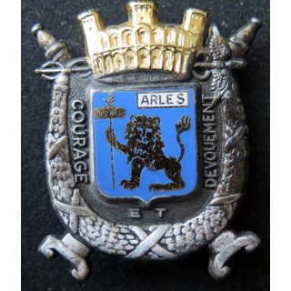 insigne métallique pompiers d'Arles de fabrication Ballard
