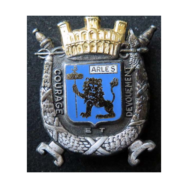 insigne métallique pompiers d'Arles de fabrication Ballard