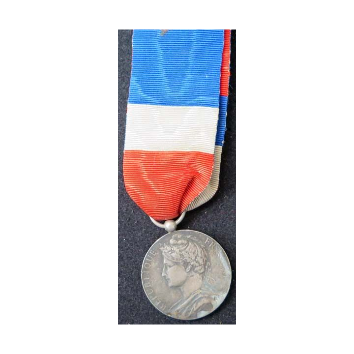 FRANCE : médaille du travail du commerce industrie  J.A DELARUE 1922