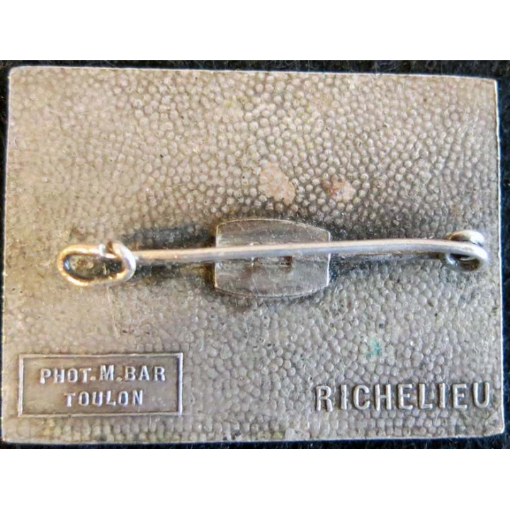 RICHELIEU : insigne métallique du bâtiment de ligne Richelieu 