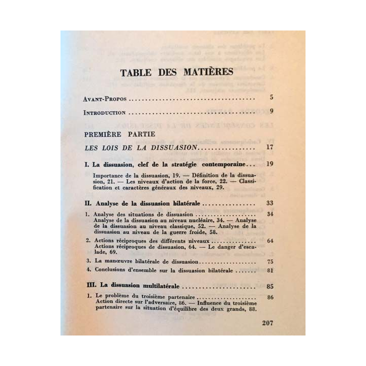 1. Dissuasion et stratégie du Général Beaufre aux éditions A. Colin
