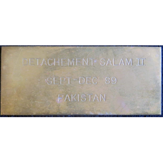 Plaque en laiton gravée "DETACHEMENT SALAM II SEPT-DEC 89 PAKISTAN"