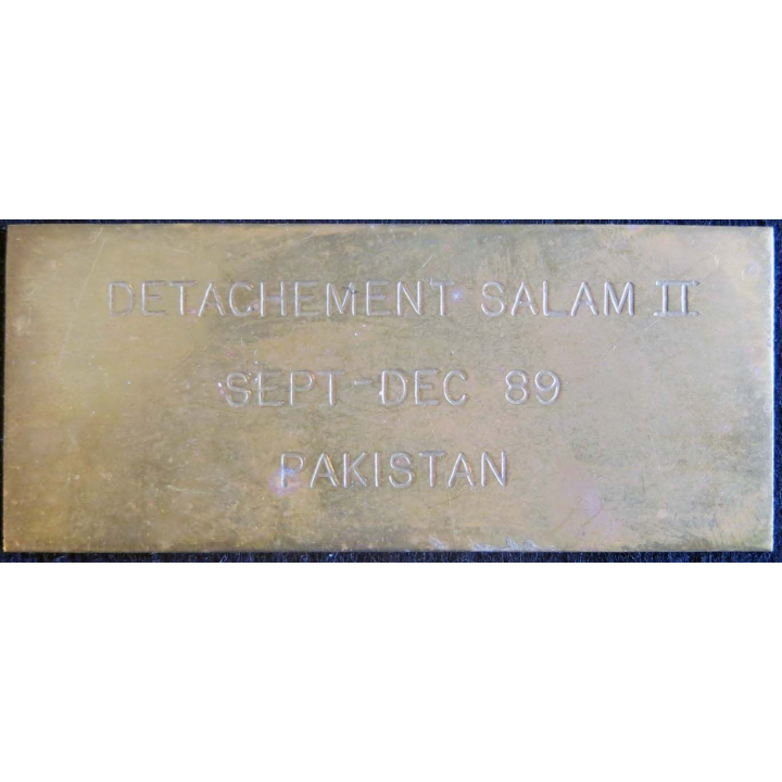 Plaque en laiton gravée "DETACHEMENT SALAM II SEPT-DEC 89 PAKISTAN"