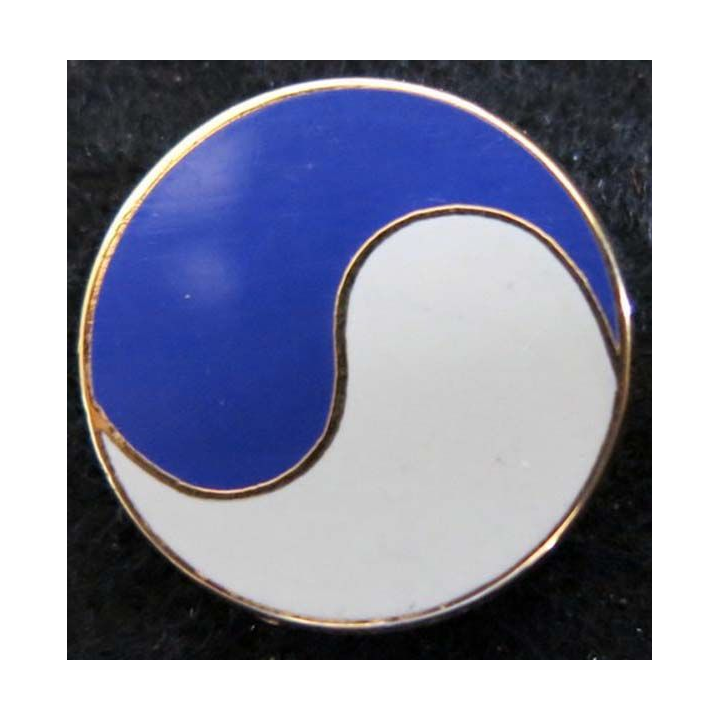 Pin's représentant le yin et le yang blanc et bleu Ballard  