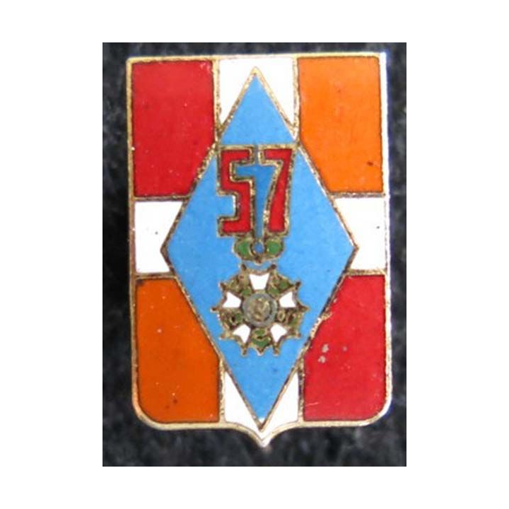 insigne métallique en réduction du 57° régiment d''infanterie en émail