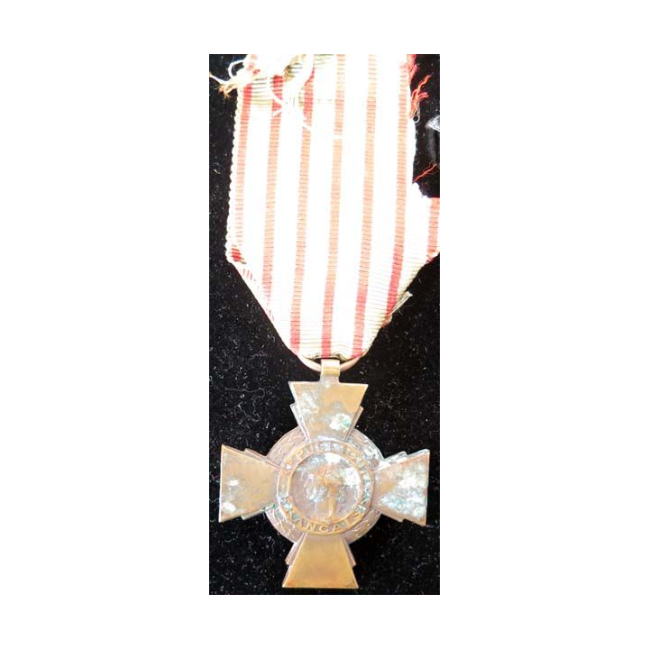 FRANCE : Croix du combattant en bronze ruban bien abimé -2-