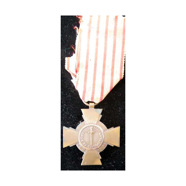 FRANCE : Croix du combattant en bronze ruban bien abimé -2-