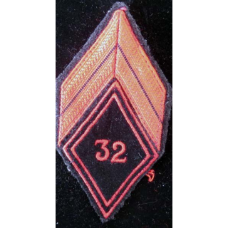 LOSANGE DE BRAS MODÈLE 45 : losange de bras de caporal du 32° régiment du génie sur velours noir
