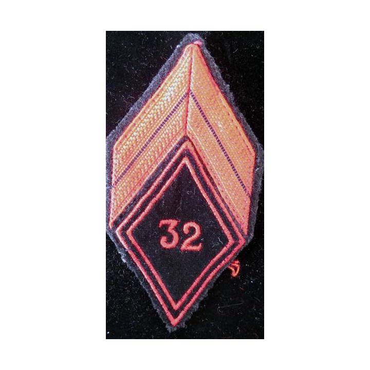 LOSANGE DE BRAS MODÈLE 45 : losange de bras de caporal du 32° régiment du génie sur velours noir