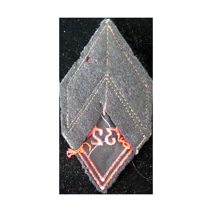 LOSANGE DE BRAS MODÈLE 45 : losange de bras de caporal du 32° régiment du génie sur velours noir