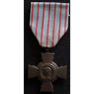 FRANCE : Croix du combattant en bronze ruban bien abimé -3-