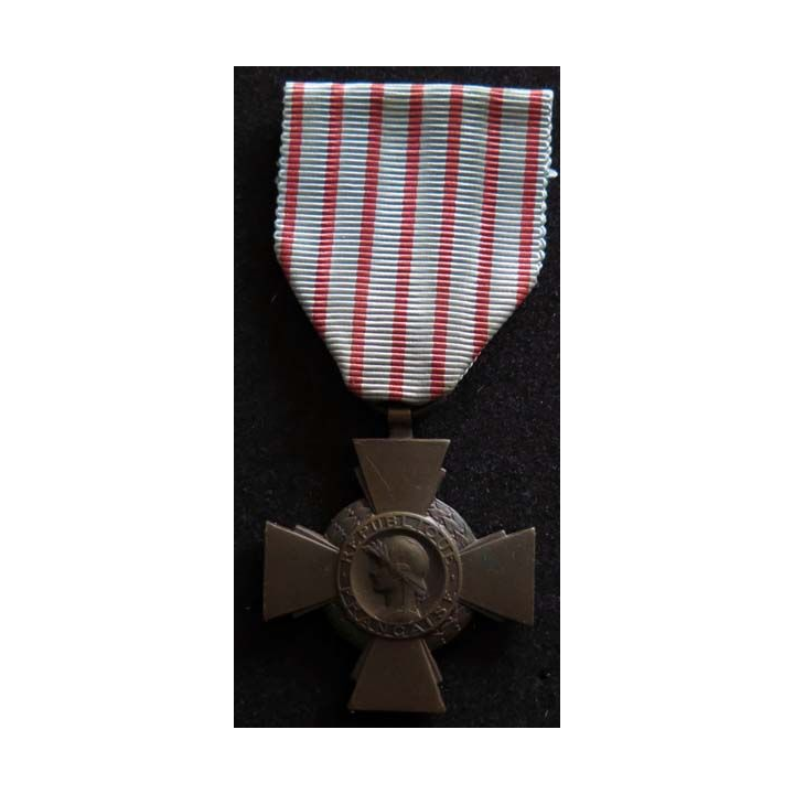 FRANCE : Croix du combattant en bronze ruban bien abimé -3-