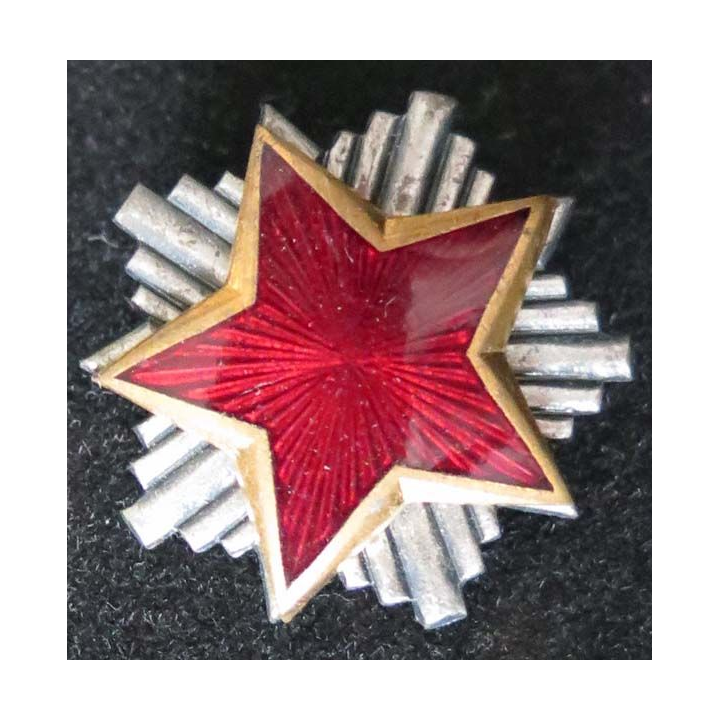 étoile émaillée flamboyante rouge yougoslave de dimension 3 cm